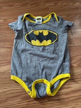 10/15$ 🧸 Batman Gray & Yellow Baby One-Piece Bodysuit